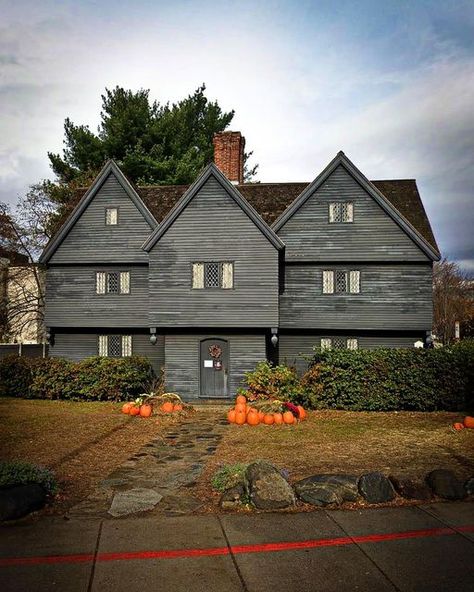 Witch House Salem Ma, Salem Witch House, Twilight House, The Salem Witch Trials, Witches House, Salem Mass, Black Houses, Salem Witch Trials, Spooky Stuff