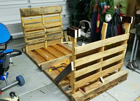 Pallet Work Bench Diy Workbenches, Pallet Workbench, Pallet Work Bench, Bench Pallet, Pallet Counter, Pallet Door, Shaker Style Kitchen Cabinets, Garage Organizing, Pallet Tables