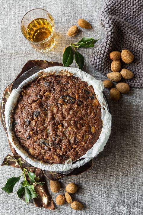 When I saw this traditional English Christmas cake in the Sep/Oct Jamie Magazine issue, I knew immediately that I would have definitely baked it for Christmas (yeah, I know, I love Christmas and I start thinking about it as soon as I… Cake Roll Recipes Christmas, Best Christmas Cake Recipe, Jamie Oliver Christmas, Christmas Cake Roll, Easy Christmas Cake Recipe, Traditional Christmas Cake, Festive Recipes, Cake Roll Recipes, Fruit Cake Christmas