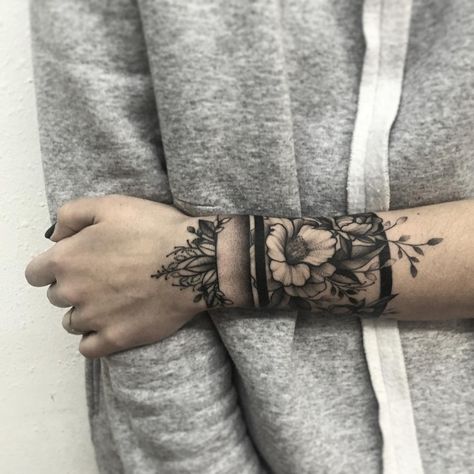 Tato Geisha, Tattoo Band, Meaningful Wrist Tattoos, Kunst Tattoos, Cat Tattoos, Tiny Tattoo, Diy Tattoo, Wrist Tattoo, Band Tattoo