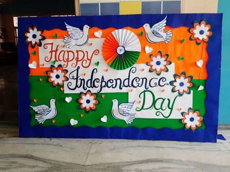 15 August Art And Craft, Indepence Day Board Decoration, Independence Day Theme Drawing, Independence Day Chart Ideas, 15 August Board Decoration, Independence Day Theme Decoration, Republic Day Soft Board Decoration, Independence Bulletin Board, Republic Day Charts For School