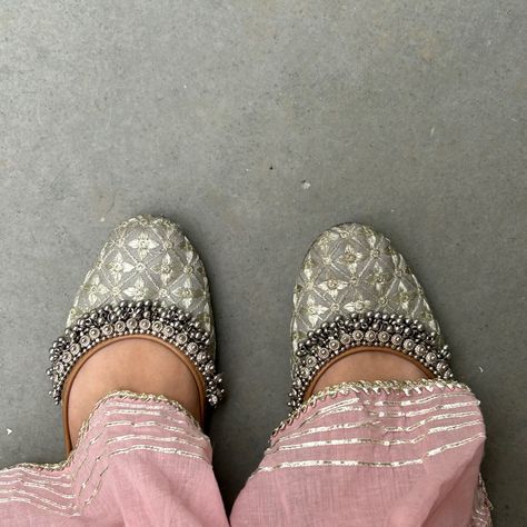 Punjabi Juti Aesthetic, Punjabi Jutti Aesthetic, Khussa Aesthetic, Jutti Aesthetic, Silver Jutti, Juttis For Women, Traditional Sandals, Indian Sandals, Desi Fits