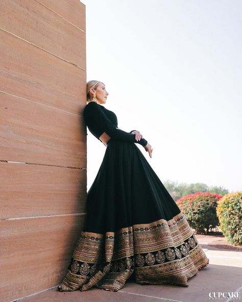 Hold onto your screens, because Oksana's wedding look is about to steal your heart! ⁠ That blank lehenga is the epitome of elegance, leaving us completely smitten. Who else is head over heels? 🖤⁠ ⁠ Make wedding planning easy and hassle free!⁠ #ShaadikiTaiyari Aasaan Hai!⁠ ⁠ Picture Credits: @cupcakeproductions13⁠ Bride: @oksanacu⁠ Photographer: @cupcakeproductions13 @jayantchhabraofficial⁠ Event planner: @theeventcasa⁠ Venue: @umaidbhawanpalace �⁠ Outfit: @sabyasachiofficial @bridesofsabyasac... Birthday Simple Outfit, Lehenga Ideas Simple, Fashion Event Outfit, Black Traditional Dress, Dress For Indian Wedding, Traditional Indian Wedding Dress, Aesthetic Suits, Wedding Outfits Indian, Lehenga Inspiration