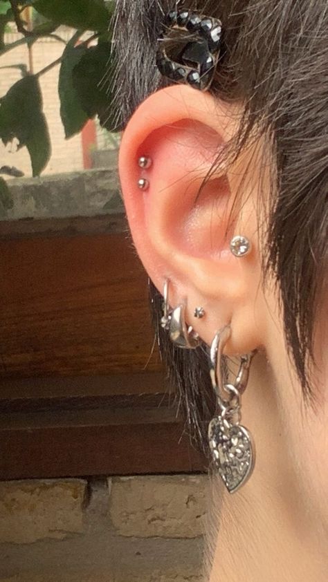 Ear Piercing Sets Grunge, Nana Osaki Ear Piercings, 2023 Piercing Trends, Earring Set Up, Ear Piercings Grunge, A Lot Of Ear Piercings, Small Ear Piercings, Stretched Ears With Earrings, Piercing Chart Ear