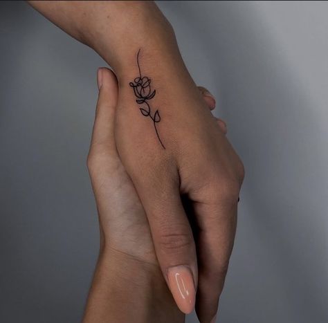 Feminin Hand Tattoos, Tatoos Woman Aesthetic, Ankle Tattoo Unique, Girly Little Tattoos, Small First Tattoos Women, Birth Flower Finger Tattoo, Classy Women Tattoos, Tattoos For 16th Birthday, Dainty Hand Tattoos For Women Floral