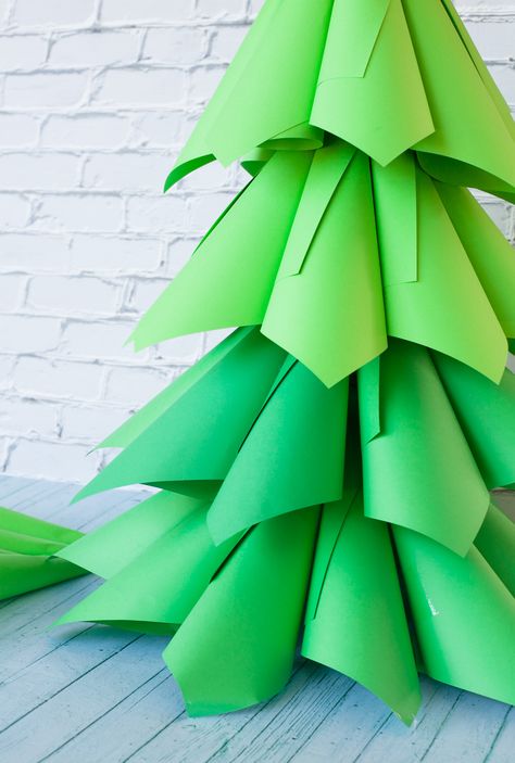 christmas paper cone tree-but would make white Christmas Tree Paper Craft, Raksha Bandan, Diy Christmas Paper, Diy Paper Christmas Tree, Origami Christmas Tree, Wall Christmas Tree, 3d Christmas Tree, Christmas Crafts For Kids To Make, How To Make Christmas Tree