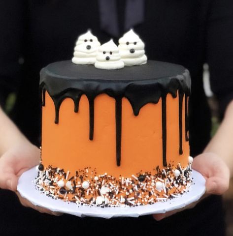 Halloween Ghost Cake Ideas, Halloween Drip Cake, Round Halloween Cakes, Halloween Buttercream Cake, Simple Halloween Cake Ideas, Halloween Bento Cake, Easy Halloween Cake Decorating, Simple Halloween Cake, Halloween Cakes Ideas