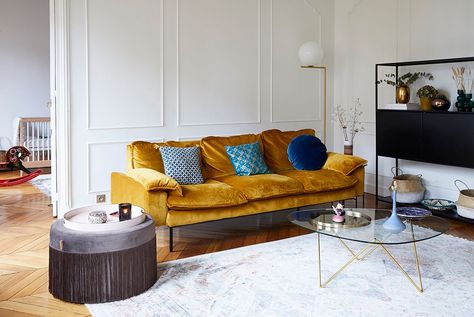 Apartment Parisian, Sofa Apartment, Parisian Living Room, Parisian Apartment Decor, Gold Sofa, Paris Home, Parisian Apartment, Paris Apartments, Design Del Prodotto