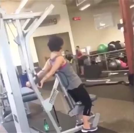 Funny Gym Videos, Smartass Quotes, Gym Memes Funny, Funny Accidents, Funny Short Video Clips, Crazy Funny Pictures, Fit Motivation, Jokes And Riddles, Funny Films