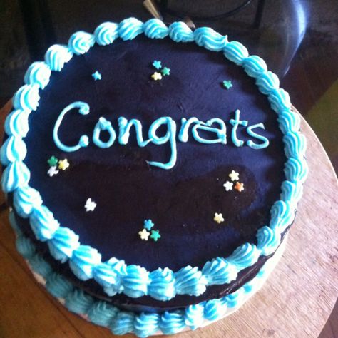 A simple congratulatory cake for the graduate Congrats Cake Ideas, Senior Cakes, Congratulations Cake Ideas, Cake Ideas Simple, Congrats Cake, Cakes Graduation, Congratulations Cake, The Graduate, Graduation Cakes