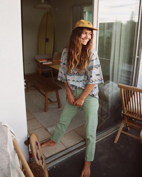 Granola Chic Style, Casual Lifestyle Photography, Louise Maurisset, Salty Granola Outfits, Surf Outfit Women, Surfer Style Outfits, Surf Aesthetic Outfit, Granola Outfits Summer, Boho Surfer Style