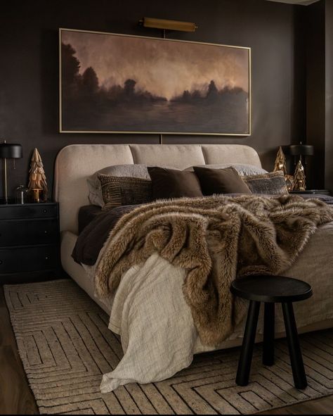 Bedroom Ideas Big Bed, Moody Bedroom Bedding, Dark Moody Master Bedrooms Decor, Modern Cosy Bedroom, Moody Master Bedrooms Cozy, Moody Brown Bedroom, Winter Bedding Cozy Bedroom, Small Master Bedrooms Decor Ideas, Cozy Master Room