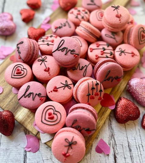 David Camit (@baked.by.dave) • Instagram photos and videos Macaroons Valentines Day, Valentine’s Day Macarons, Valentines Day Macarons, Valentines Macarons, Macaron Ideas, Valentine Tea, Macaron Cookies, Sugar Rose, White Chocolate Raspberry