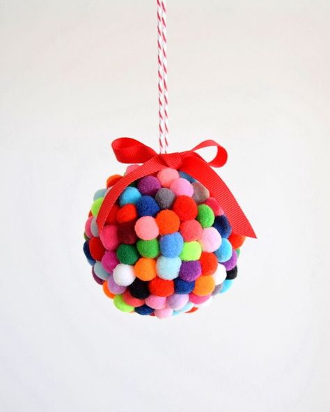 Diy Christmas Baubles, Pom Pom Crafts, Navidad Diy, Kids Ornaments, Christmas Ornaments Homemade, Noel Christmas, Handmade Holiday, Ornament Crafts, Christmas Crafts For Kids