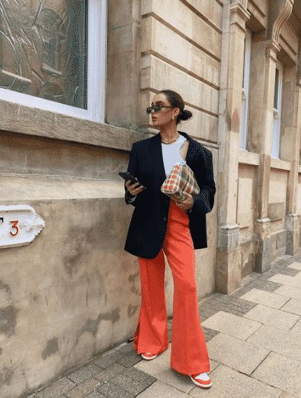 Orange Pants Outfits - 20 Ideas on How to Wear Orange Pants Pantalon Naranja Outfits, Orange Trousers Outfit, Orange Pants Outfit, Colored Pants Outfits, Pantalon Orange, Orange Jeans, Orange Fits, Trouser Outfit, Orange Pants