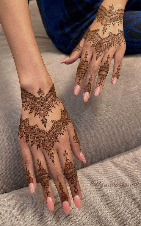 Trendy Back Hand Mehndi Designs, Mehndi Trendy Designs, Minimal Bridal Henna Designs, Trendy Mehendi Designs For Back Hands, Minimal Bridal Mehendi Designs, Bridal Minimal Mehendi, Aesthetic Mehndi Designs Cute, Minimal Mendhi, Minimal Henna Designs Simple