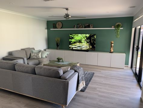 Olive Green Wall Living Room Ideas, Green Wall Tv Room, Olive Green Feature Wall Living Rooms, Green Tv Wall Living Room, Tv Wall Green, Green And Grey Walls, Olive Green Walls Living Room, Green Feature Wall Living Room, Couch Grau