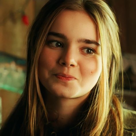 Maisie Lockwood Icons, Maisie Lockwood Aesthetic, Izzy Sermon, Maisie Lockwood, Isabella Sermon, Dr Kids, Jurassic Movies, Jurassic World Movie, Harry Potter Oc