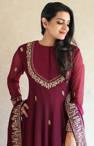 Dress With Dupatta, Silk Kurti Designs, Simple Kurta Designs, Kurti Neck, Long Kurti Designs, Pakistani Dresses Casual, Kurta Neck Design, Dress Neck Designs, Dress Design Patterns