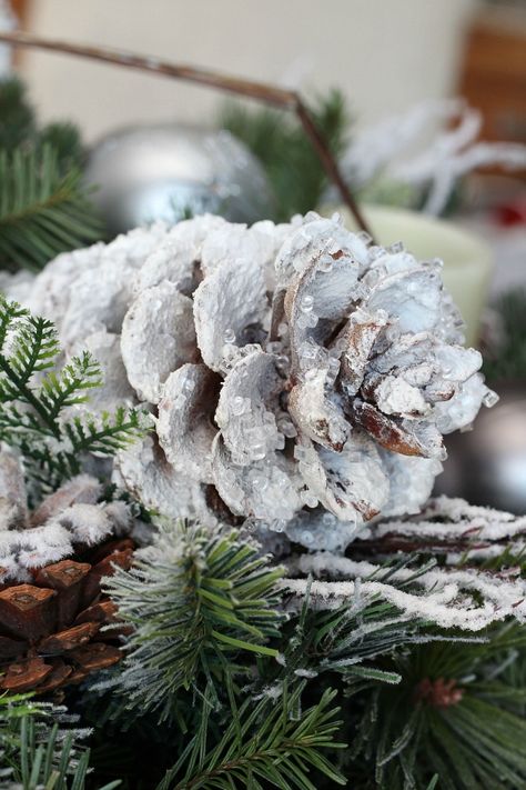 Giant Pinecone Decor, Decorate Pinecones For Christmas, Winter White Christmas Decor, Snow Christmas Decor, White Winter Decor, White Pinecones, Christmas Pinecones, White Christmas Decorations, Diy Snow