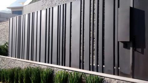 Modern Industrial Fence Design, Metal Fence Design Modern, Modern Fence Design Metal, Fence Design Metal, Modern Fences And Gates, Modern Metal Fence, Fence Design Modern, Metal Fence Ideas, Garden Ideas Modern