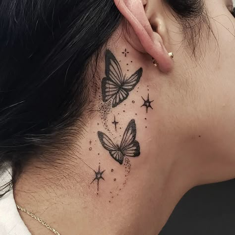 Best 70+ Behind the Ear Butterfly Tattoos for Women - 2024 Butterfly Neck Tattoo, Butterfly Tattoos Images, Simple Clock, Cute Thigh Tattoos, Behind The Ear Tattoo, Behind Ear Tattoos, Tato Minimal, Tattoo Quote, Ear Tattoo Ideas