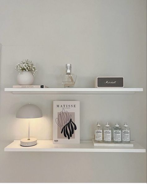 Floating Shelves Bedroom, Shelf Decor Bedroom, Minimalist Shelves, Study Room Decor, Room Shelves, Room Goals, Decor Details, Shelves In Bedroom, Chic Interior