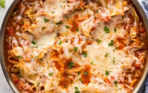 Lasagna Healthy, Healthy Skillet, Skillet Lasagna Recipe, Dinners Under 500 Calories, Healthy Lasagna, Ground Turkey Recipes Healthy, Skillet Lasagna, Ground Chicken Recipes, Easy One Pot Meals