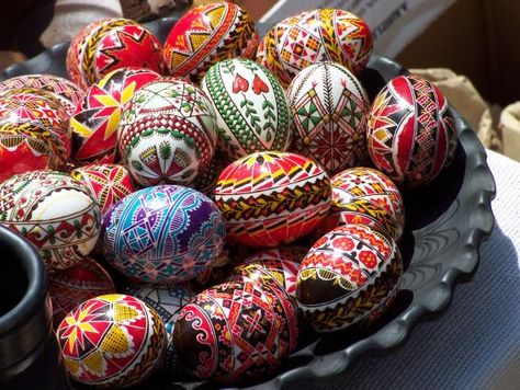 Najstarsza polska pisanka pochodzi z X wieku. (Poland) German Easter Traditions, German Decor, German Easter, Polish Easter, Polish Traditions, Egg Photo, Polish Heritage, Polish Folk Art, Pysanky Eggs