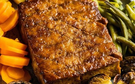 This Maple And Garlic Tofu Roast Is A Roast Ham Alternative — Plant Based News Tofu Roast, Easy Entrees, Roast Ham, Glazed Tofu, Garlic Tofu, Vegan Roast Dinner, Vegan Turkey, High Protein Dishes, Roasted Ham