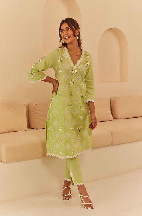 Suit Designs Indian Style Latest, Suit Designs Indian Style, Suits For Women Indian, Printed Kurti Designs, Cotton Suit Designs, Kurti Pant Set, Stylish Kurtis Design, Kurti Style, Lace Suit