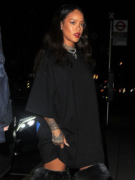 Rihanna wearing a black oversized t-shirt with Manolo Blahnik x Rihanna fur-collar velvet thigh-high boots to go out to dinner at Hakkasan restaurant in Mayfair in London, England, on June 23, 2016 Big Tshirt Outfit, Baggy Tshirt Outfit, Eccentric Outfits, Black Tshirt Outfit, Velvet Thigh High Boots, Platform Boots Outfit, Oversized Black T Shirt, Oversized Shirt Outfit, Oversize Tshirt Outfits