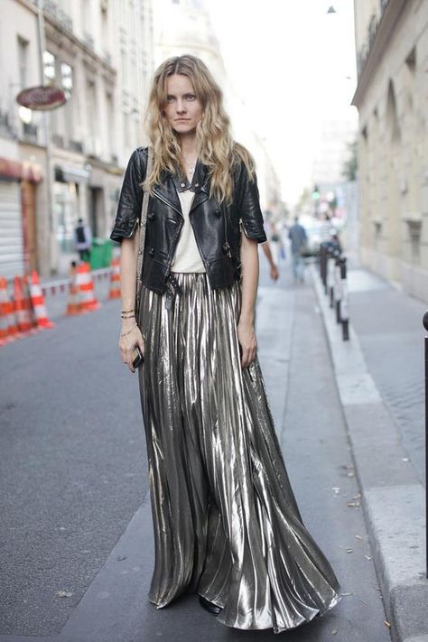 . Tomboy Stil, Paris Street Style Spring, Silver Skirt, Chic Winter Outfits, Maxi Rok, Paris Fashion Week Street Style, Party Kleidung, Metallic Skirt, Winter Chic