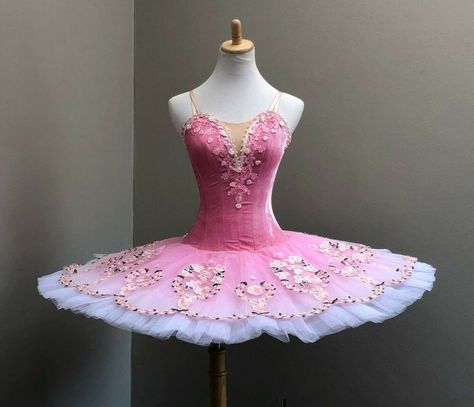 Ballerina Tutu Dress, Classical Ballet Tutu, Ballet Performance, Cool Dresses, Ballet Performances, Ballerina Tutu, Rangoli Designs Latest, Ballet Inspiration, Ballet Costume