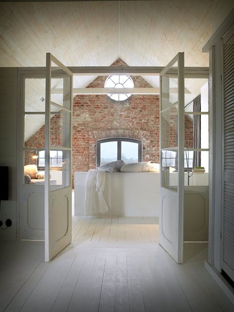 via Danish Streets Brick Bathroom Wall, Exposed Brick Bathroom, Brick Tiles Bathroom, Bedroom Extension, Attic Bathrooms, Shaker House, Brick Bathroom, Rustic Loft, Interior Design Minimalist