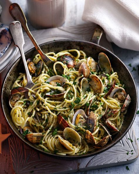 Vongole Pasta Recipe, Linguine With Clams, Spaghetti Vongole, New England Clam Chowder, Italian Spaghetti, Italian Chef, Clam Recipes, Classic Italian Dishes, Delicious Magazine