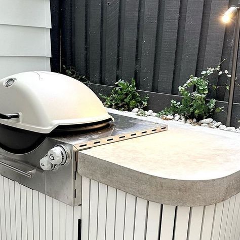 NBG Landscapes on Instagram: "Outdoor kitchen at our Kirribilli project - - - - - - #landscapedesign #outdoorkitchen #builtinbbq #polishedconcrete #concretebench #curvedconcrete #webber #gardendesign #landscapearchitecture #landscapelovers #outdoorliving" Built In Webber Bbq, Small Covered Bbq Area Ideas Outdoor, Webber Bbq Built In, Outdoor Kitchen Weber, Weber Outdoor Kitchen, Webber Bbq, Bbq Bench, Webber Grill, Concrete Bench Outdoor