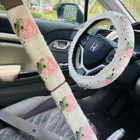 Crochet Flower Steering Wheel Cover, Crochet Car Center Console, Car Seat Crochet Cover, Car Wheel Cover Aesthetic, Knitted Steering Wheel Cover, Cute Wheel Covers, Cute Car Accessories Pink, Floral Car Decor, Crochet Sterling Wheel Cover