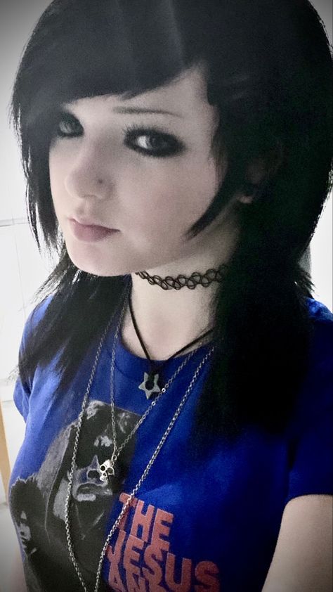 Scene Makeup Looks 2007, 2000 Emo Makeup, Early 2000s Emo Makeup, Emo Early 2000s, Early 2000s Emo Aesthetic, Scene Kid Makeup, Scene Makeup 2007, Simple Emo Outfits, 2000s Emo Makeup