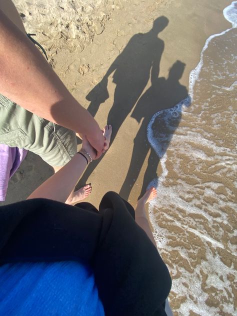 No Face Couple Photos, No Face Couple, Creative Beach Pictures, Summer Date Ideas, Image Couple, Beach Instagram Pictures, Beach Date, Couples Vacation, Summer Couples