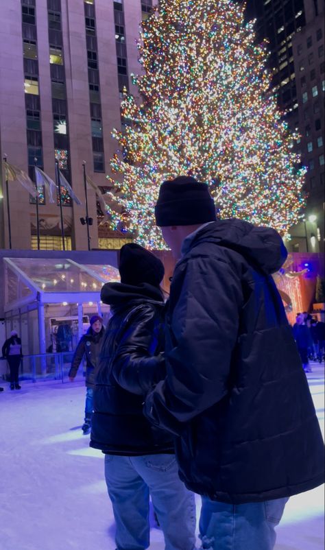 Best Christmas Destinations, Christmas Couple Photos, Christmas Couple Pictures, Winter Date Ideas, Christmas Nyc, Dream Dates, Christmas Date, Christmas Destinations, Nyc Christmas