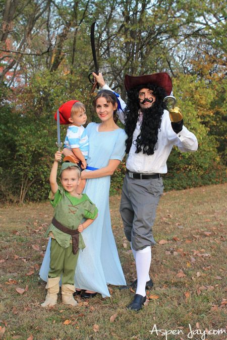 Costumes For 3 People, Family Costumes For 4, Disfraz Peter Pan, Brother Sister Halloween Costumes, Peter Pan Kostüm, Peter Pan Halloween Costumes, Disney Family Costumes, Family Costume Ideas, Sister Halloween Costumes