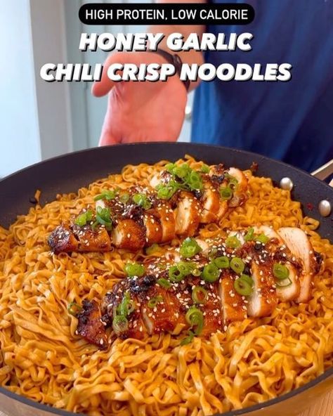 Healthy & Tasty food on Instagram: "1️⃣ or 2️⃣? Which #recipe by @stealth_health_life would you try?👇 Follow @countyurcalories for daily low calorie recipes🥗 1️⃣ Honey Garlic Chili Crisp Noodles Per serving (makes 5) 505 Calories 40g Protein 63g Carbs 11g Fat Ingredients: 25oz chicken breast (tenderized/flattened) 1 tablespoon garlic 1 tablespoon salt 1 teaspoon paprika 1 teaspoon pepper 1 tablespoon soy sauce 1 tablespoon chili crisp 1 tablespoon honey 1 tablespoon sriracha 5 dried ramen p Chili Crisp Noodles, Garlic Chili Crisp, 40g Protein, 500 Calorie Meals, Chili Crisp, Fall Vegan Recipes, High Protein Low Calorie, Crisp Recipe, No Calorie Foods