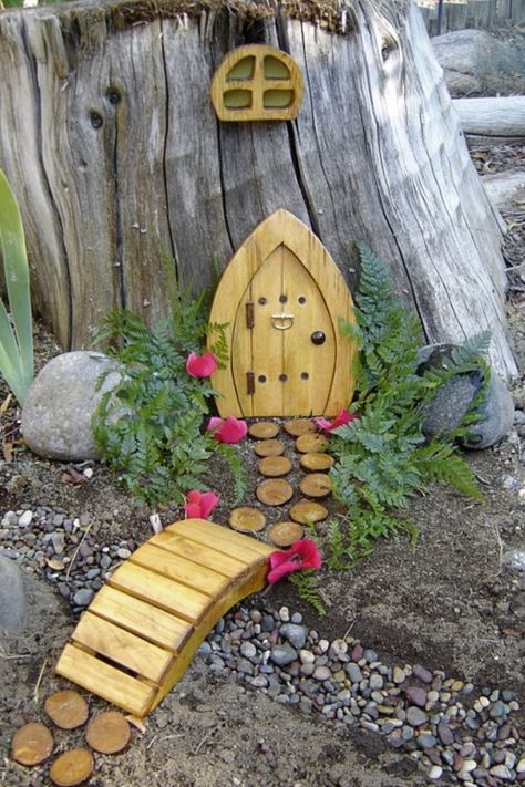 Fairy house on the tree stump in back? Boom Kunst, Fairy Tree Houses, Fairy Garden Designs, Budget Garden, Faeries Gardens, Fairy Tree, Fairy Garden Houses, Gnome House, Diy Fairy