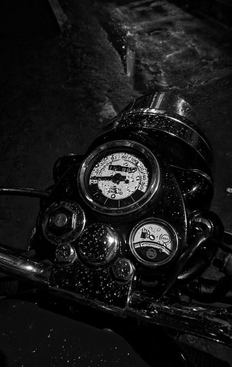 Motorcycle Fashion Men, Porsche Iphone Wallpaper, Bullet 350, Classic 350 Royal Enfield, Royal Enfield Wallpapers, Hanuman Tattoo, Breaking Stereotypes, Night Bike Ride, Enfield Bike