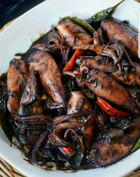 Dive into the rich flavors of the Philippines with this mouthwatering Adobong Pusit recipe. Perfect for seafood lovers, this dish combines tender squid with a savory blend of soy sauce, vinegar, and garlic, creating a delightful balance of tangy and umami. Easy to prepare and packed with authentic taste, it's an ideal choice for a cozy dinner at home. Whether you're new to Filipino cuisine or a seasoned fan, this recipe is sure to impress your taste buds and transport you to the vibrant islands of the Philippines. Pusit Recipe, Pilipino Food Recipe, Adobong Pusit, Korean Sweet Potato Noodles, Korean Sweet Potato, Octopus Recipes, Philippines Recipes, Squid Recipes, Philippines Food