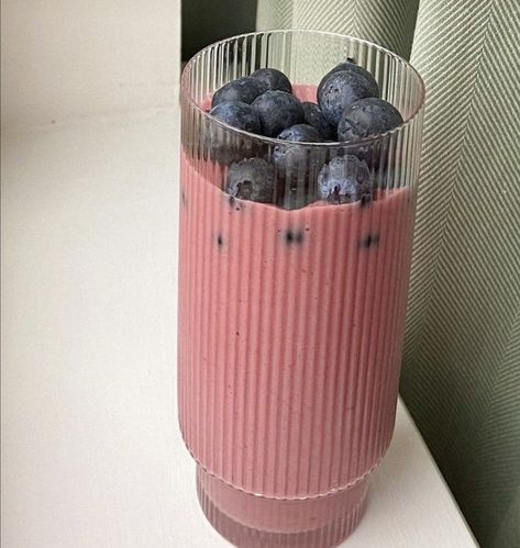 Making Smoothies Aesthetic, Berry Smoothie Aesthetic, Blueberry Smoothie Aesthetic, Smoothie Aesthetic Instagram, Smoothie Pics, Healthy Food Ideas Breakfast, Smoothies Aesthetic, Aesthetic Smoothie, Homemade Smoothies Recipes