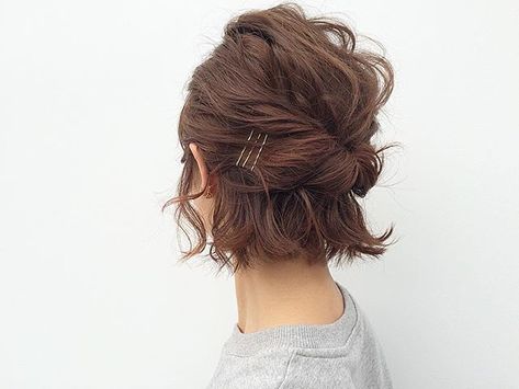 Short curly hair in a half-up, pinned back style. Hair Arrange, Peinados Fáciles Para Cabello Corto, Penteado Cabelo Curto, Short Hair Updo, Short Hair Styles Easy, Half Up Hair, 가을 패션, Great Hair, Hair Day