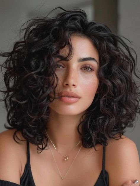 Inverted Long Curly Bob, Med Short Curly Haircuts, Natural Curly Hair Short Haircuts, Medium Curly Hair Aesthetic, Curly Medium Hair With Bangs, Collarbone Length Curly Haircut, Permed Hairstyles Short Fine Hair, Curly For Short Hair, French Women Curly Hair