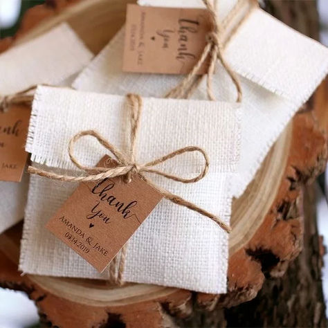 a couple of tags tied to a tree stump Burlap Wedding Favor Bags, Country Wedding Party, Romantic Country Wedding, Burlap Wedding Favors, Favor Bags Diy, Jute Wedding, Burlap Favor Bags, Favor Bags Wedding, Welcome Home Banners